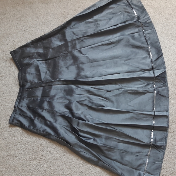 Beautiful silver grey skirt - Picture 2 of 8